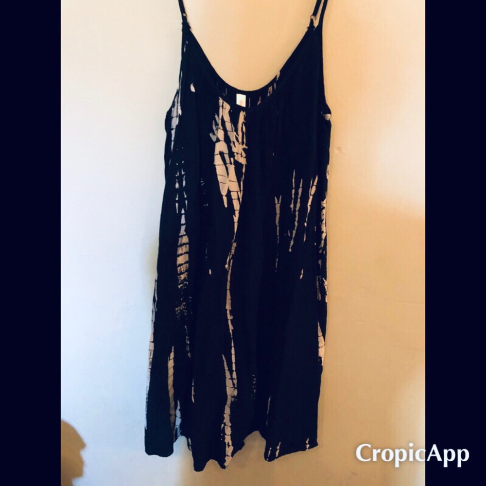 Flowy black and white top